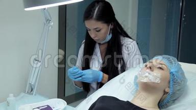 医生-美容师将打印一个注射器与透明质酸，然后开始程序，以增加嘴唇。